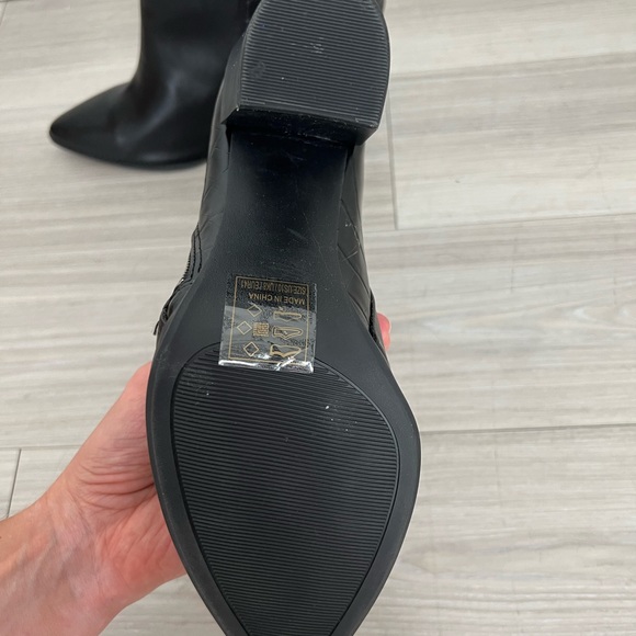 Crocodile Embossed Black Booties Sz 10 - Picture 4 of 4